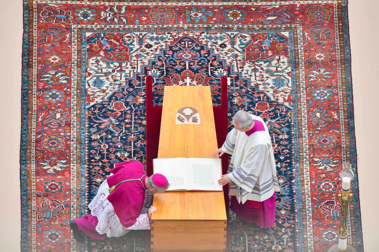 本篤十六世的私人祕書甘斯魏總主教跪下向本篤十六世致敬，並親吻了靈柩上的福音書。（圖／翻攝自Twitter@VaticanNews）